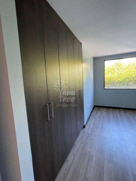 Spacious 3-Bedroom House with Walk-In Closet and Hydromassage Tub