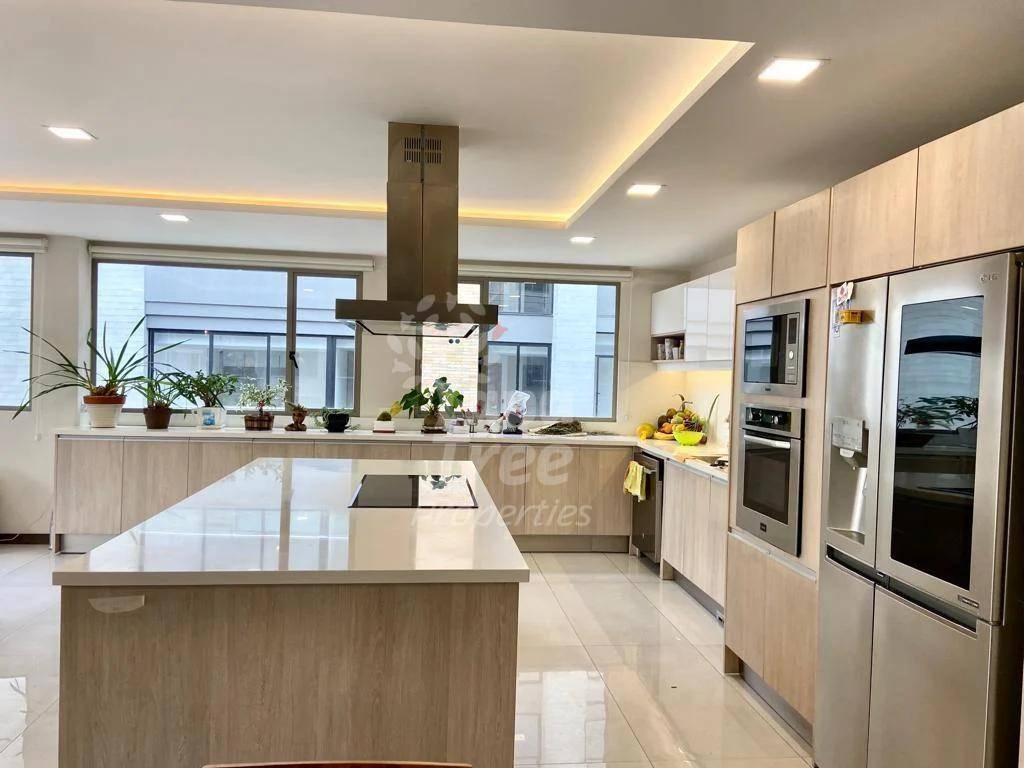 Spacious 4-Bedroom Apartment with Prime Location near Tomebamba River