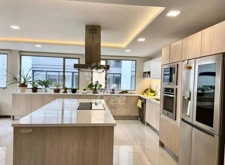 Spacious 4-Bedroom Apartment with Prime Location near Tomebamba River