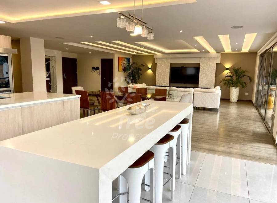 Spacious 4-Bedroom Apartment with Prime Location near Tomebamba River