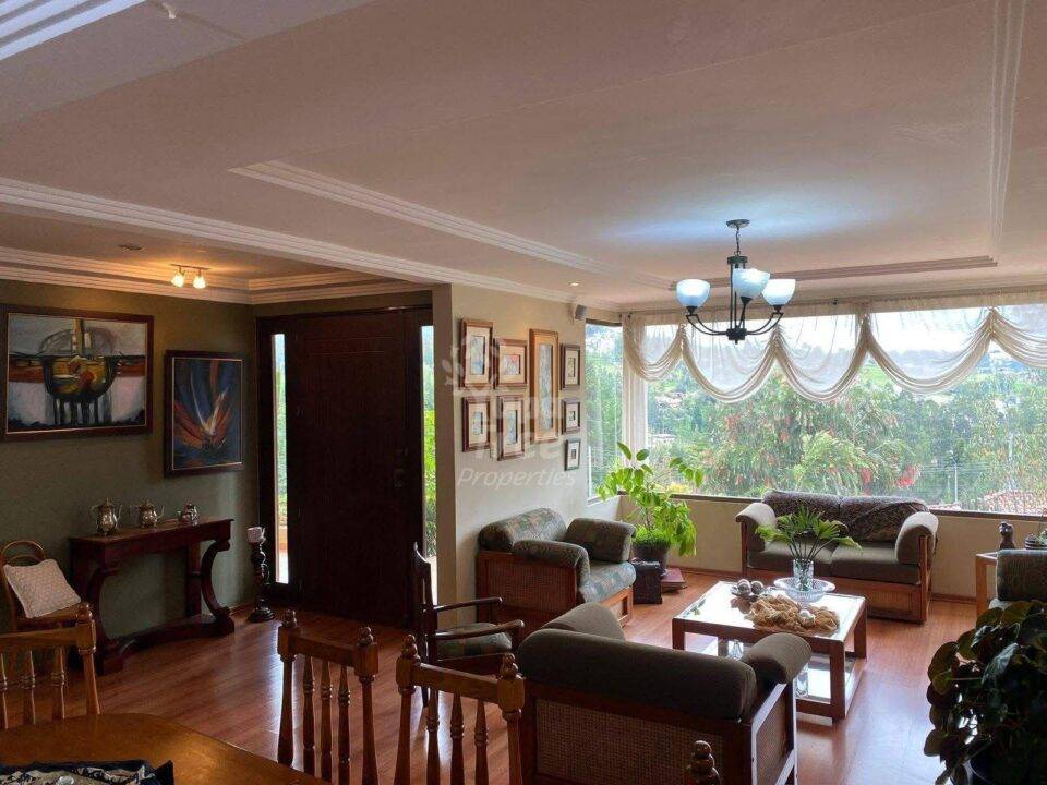 Spacious 4-Bedroom Single-Level Home with Jacuzzi Suite in San Joaquín