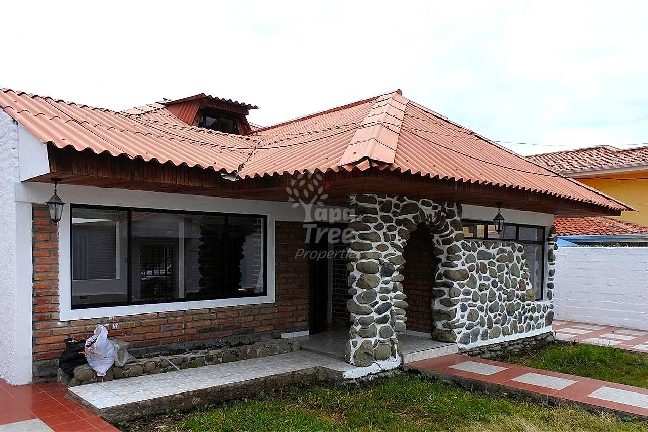 Spacious House with backyard outside the city