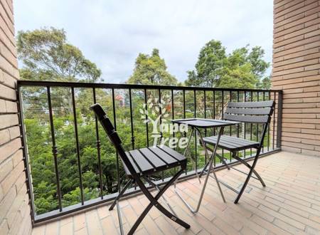 Stylish 2-Bedroom Apartment with Balcony & River Views – Walk to Old Town