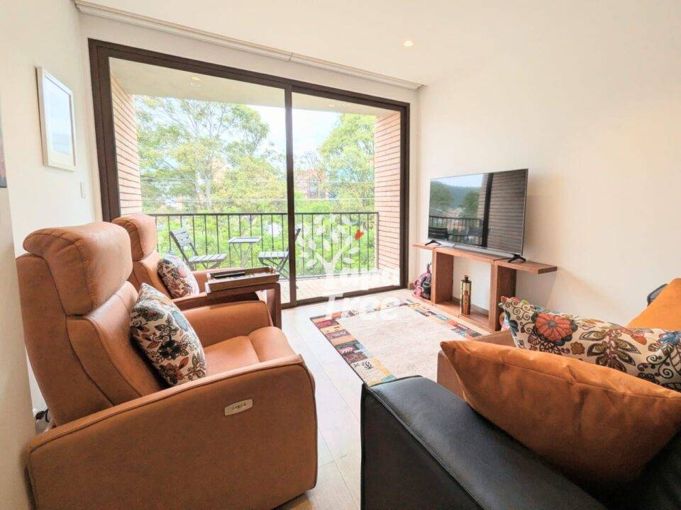 Stylish 2-Bedroom Apartment with Balcony & River Views – Walk to Old Town