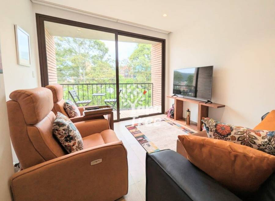 Stylish 2-Bedroom Apartment with Balcony & River Views – Walk to Old Town