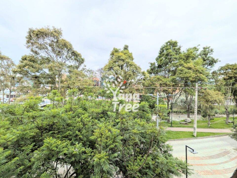 Stylish 2-Bedroom Apartment with Balcony & River Views – Walk to Old Town