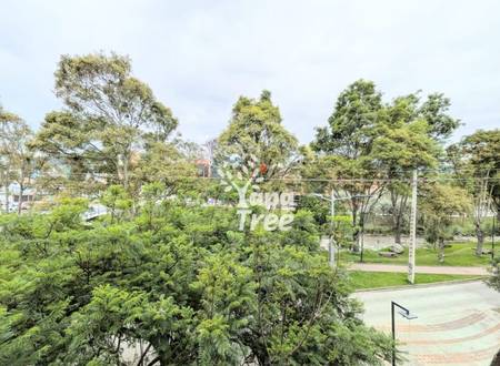 Stylish 2-Bedroom Apartment with Balcony & River Views – Walk to Old Town