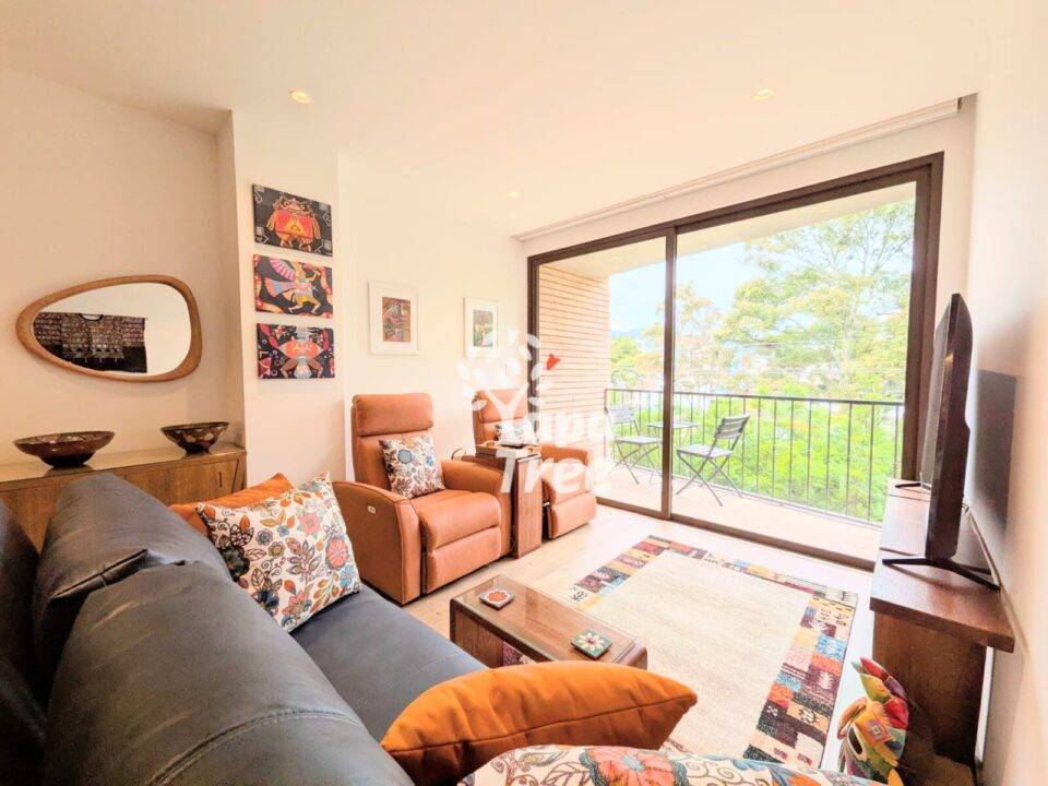 Stylish 2-Bedroom Apartment with Balcony & River Views – Walk to Old Town