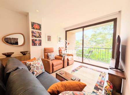 Stylish 2-Bedroom Apartment with Balcony & River Views – Walk to Old Town