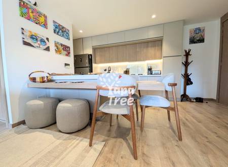 Stylish 2-Bedroom Apartment with Balcony & River Views – Walk to Old Town